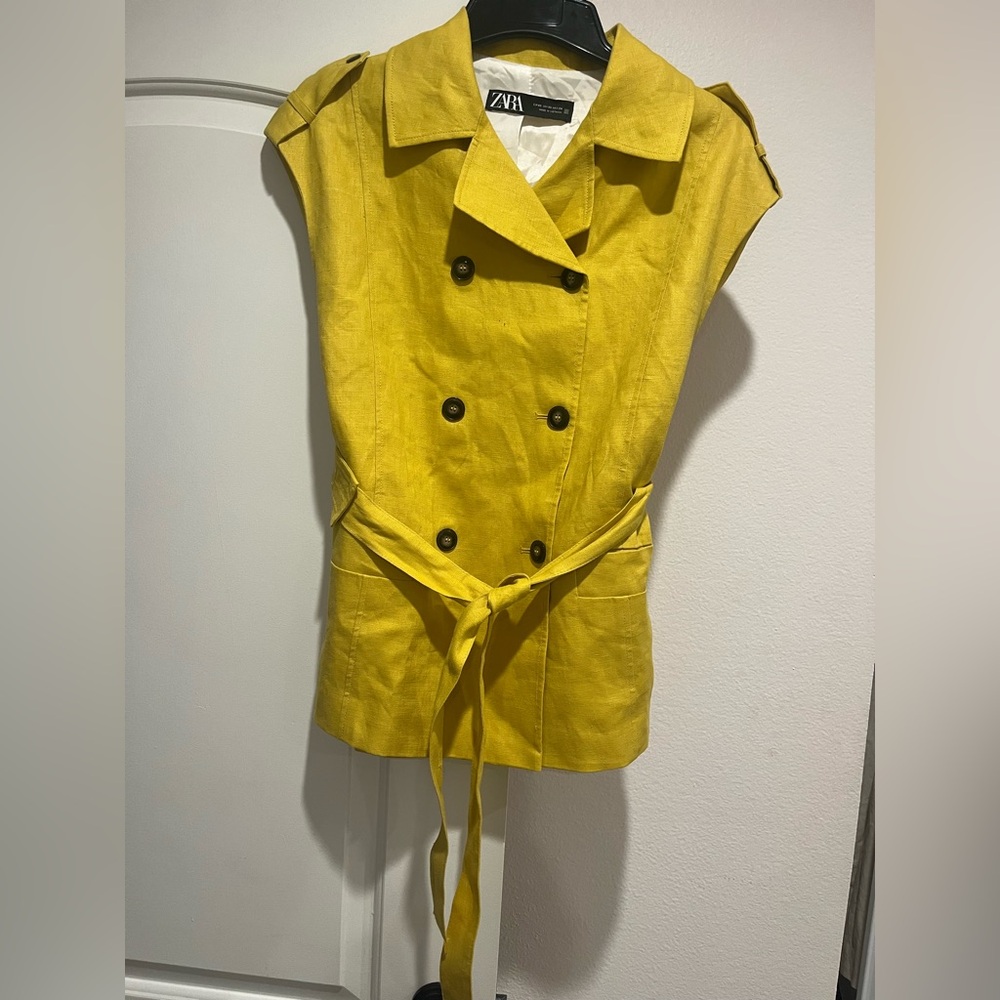 Zara Yellow Sleeveless Buttoned Blouse with Notched Collar